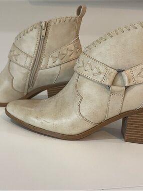 Frye and Co. Beige Western Ankle Boots Size 7.5 PRISTINE COND